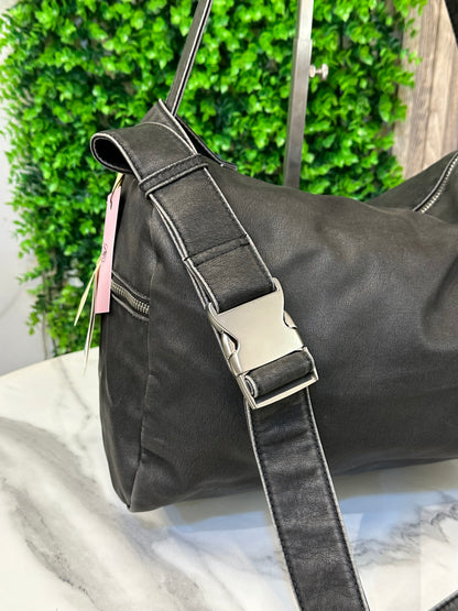 Soft Leather Shoulder Bag – Spacious Crossbody with Adjustable Strap