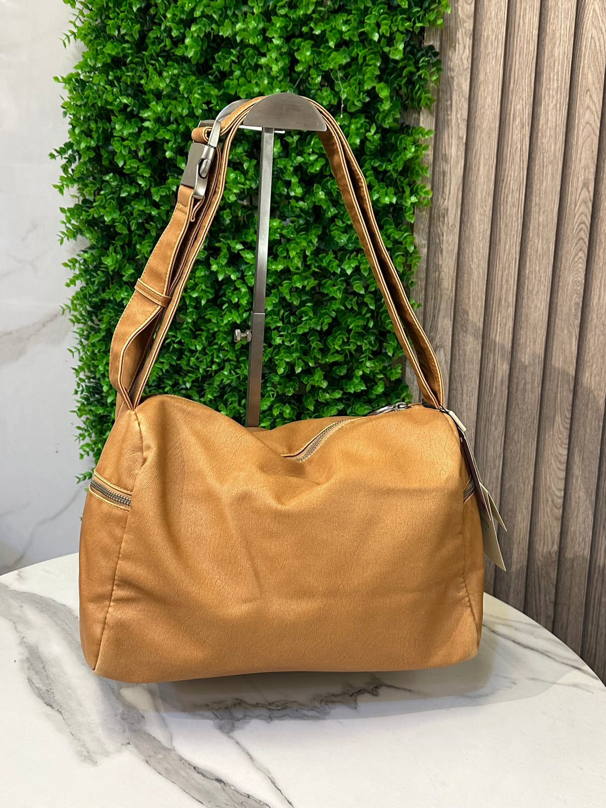 Soft Leather Shoulder Bag – Spacious Crossbody with Adjustable Strap