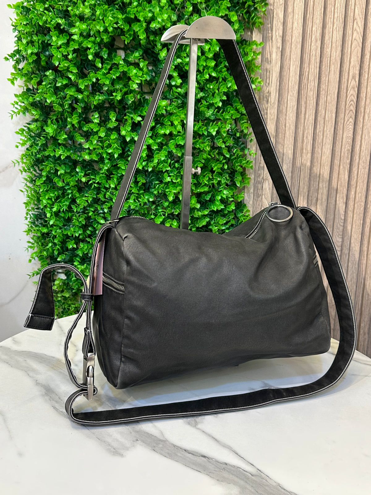 Soft Leather Shoulder Bag – Spacious Crossbody with Adjustable Strap