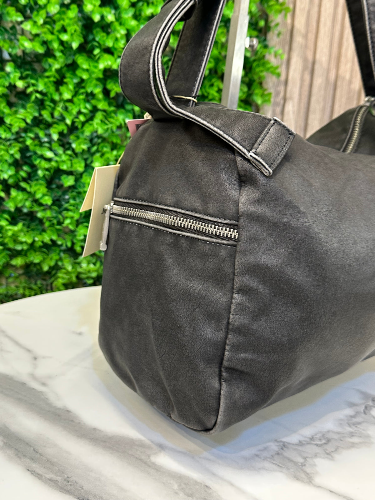 Soft Leather Shoulder Bag – Spacious Crossbody with Adjustable Strap