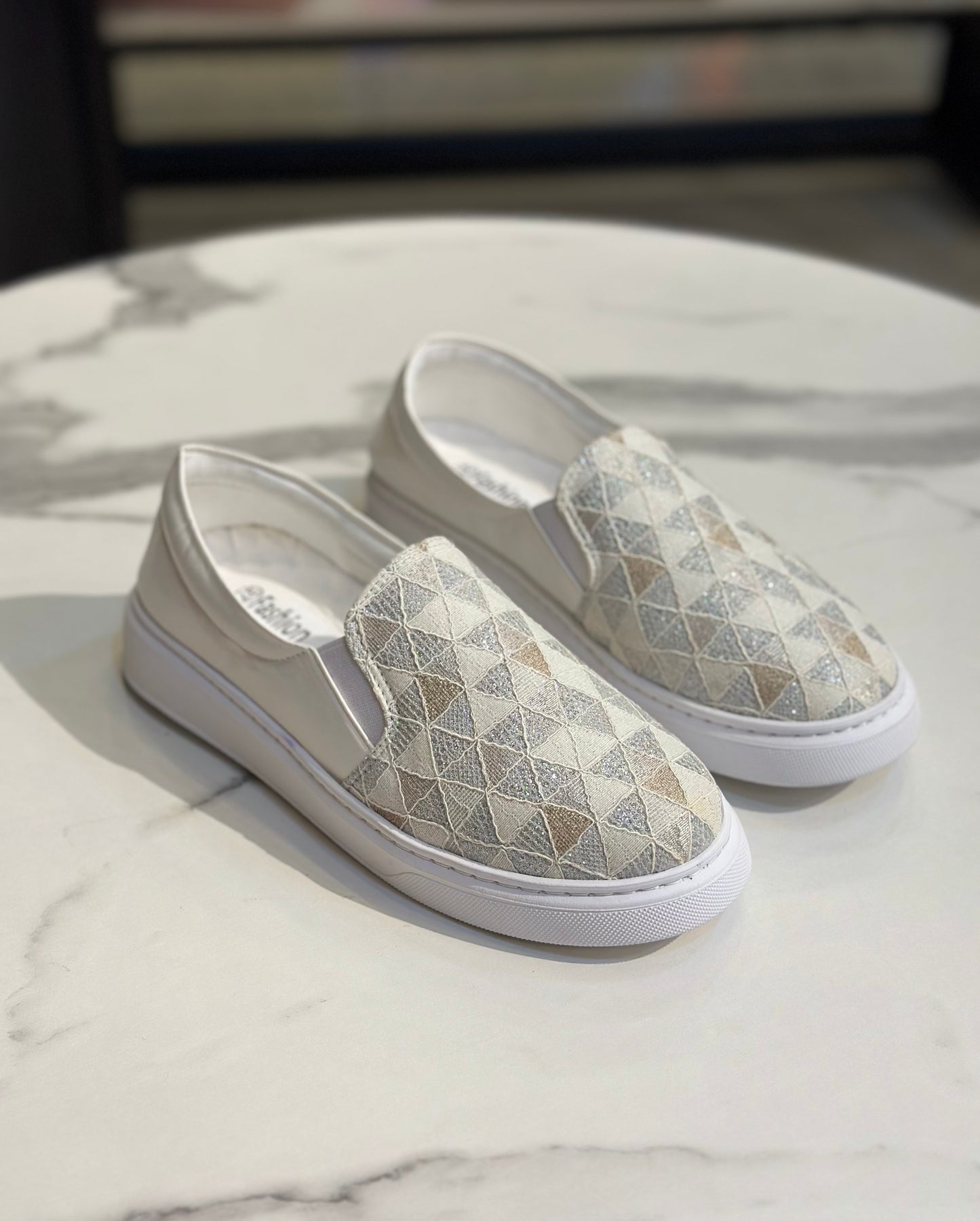 Glitter Diamond Pattern Slip-On Sneakers