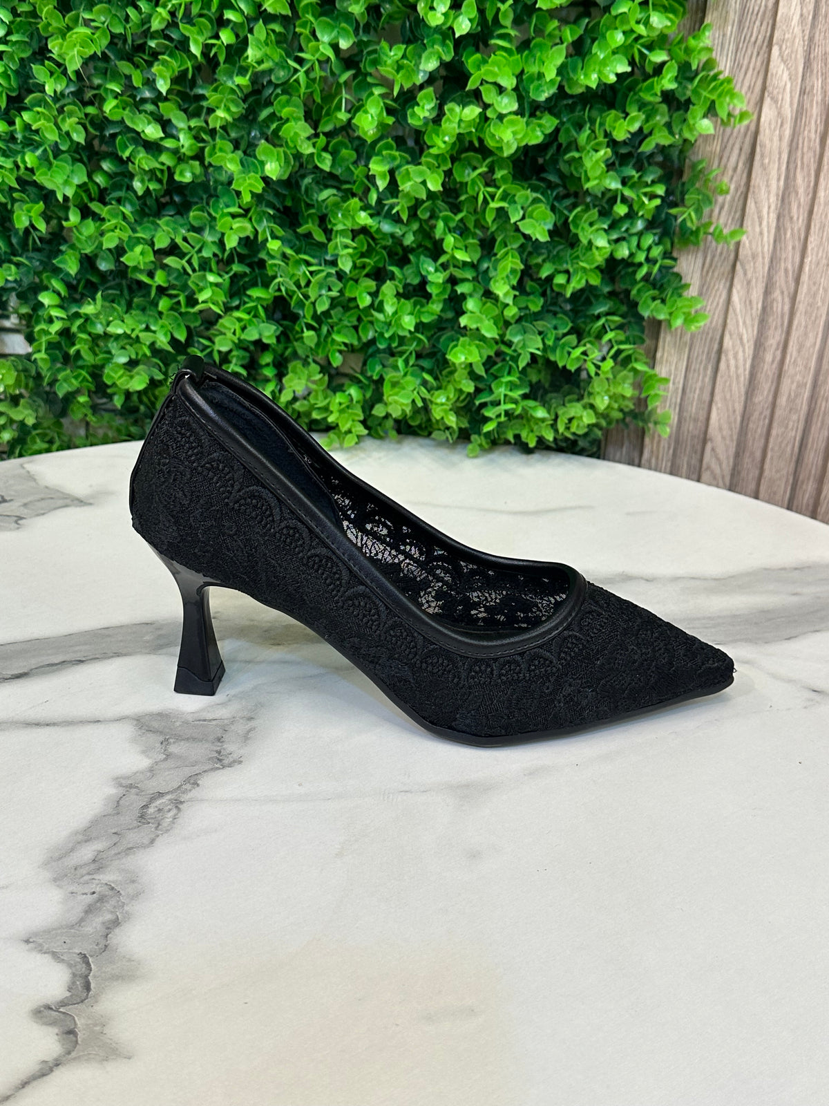 Lace Pointed-Toe Pumps - 7 cm